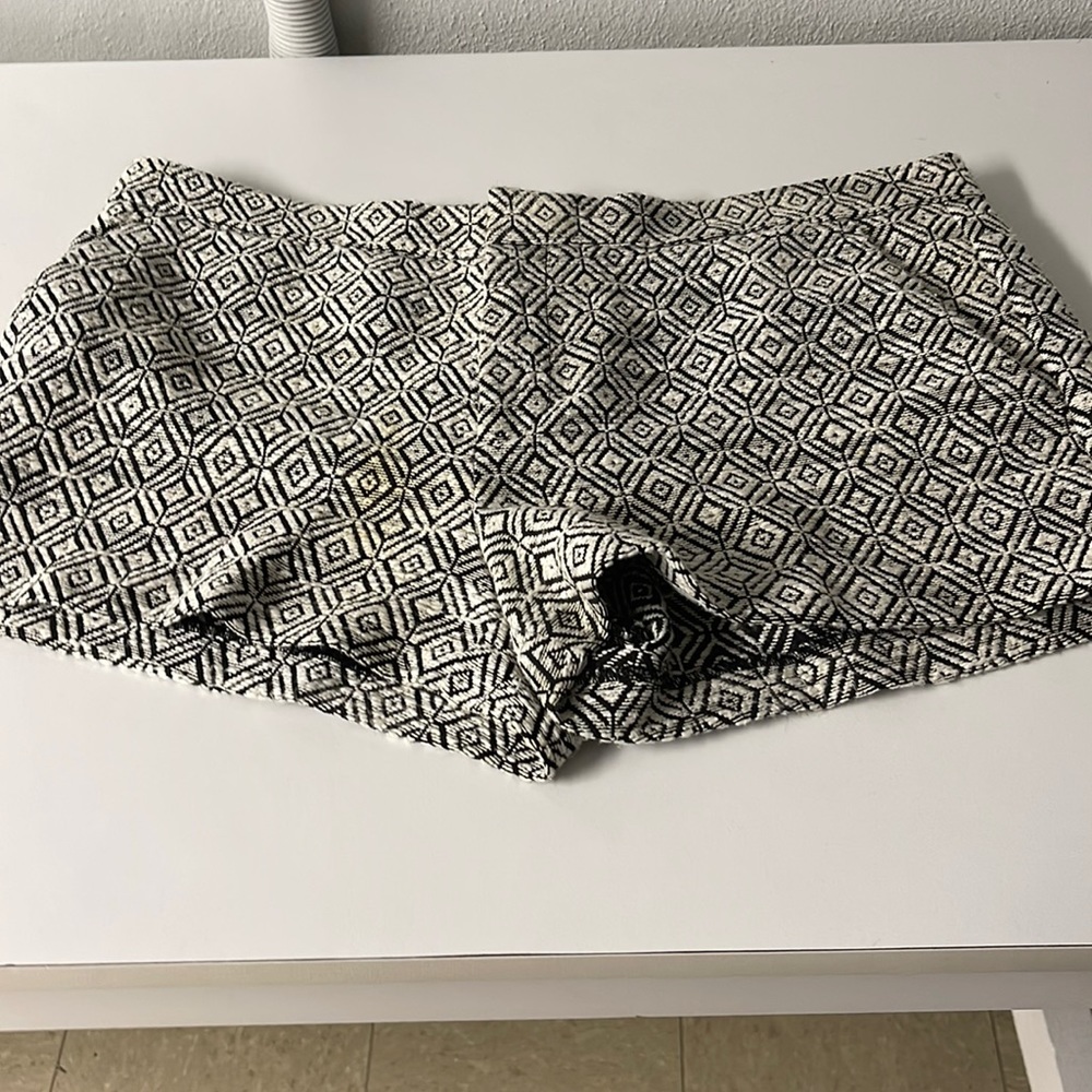 Elegant Banana Republic Jacquard Aztec Print Shorts Cream & Black size 14